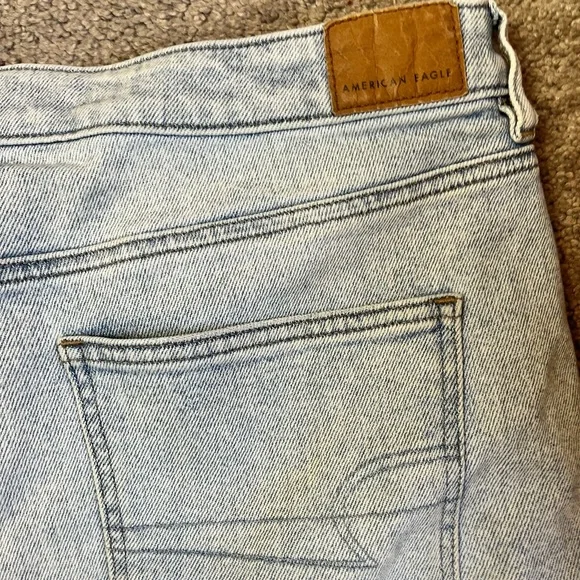 American Eagle Women's Size 14Distressed Cuffed Mom Jean Shorts Light Wash Blue - Picture 7 of 9